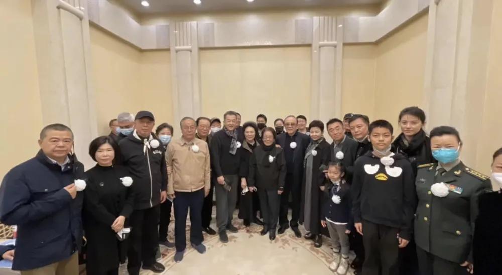 告別儀式合影曝光，李雙江白雪董文華神情嚴(yán)肅，黃宏笑容惹爭議(圖2)