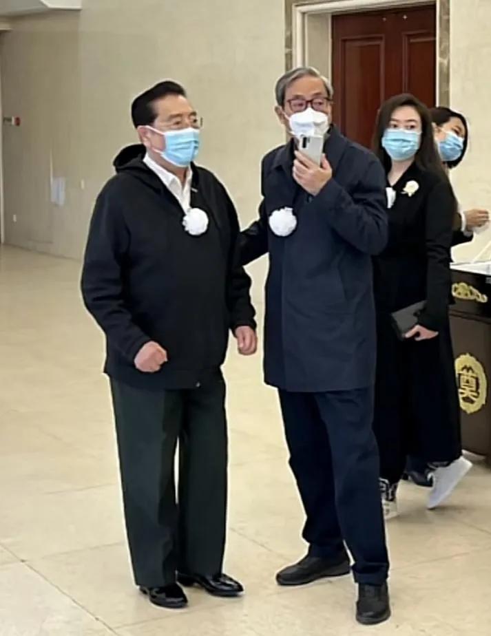 告別儀式合影曝光，李雙江白雪董文華神情嚴(yán)肅，黃宏笑容惹爭議(圖7)