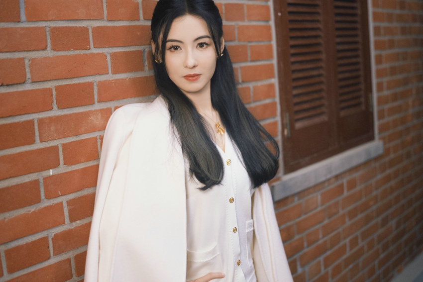 張柏芝煦意秋日寫(xiě)真釋出 米白色套裝溫婉優(yōu)雅(圖1)