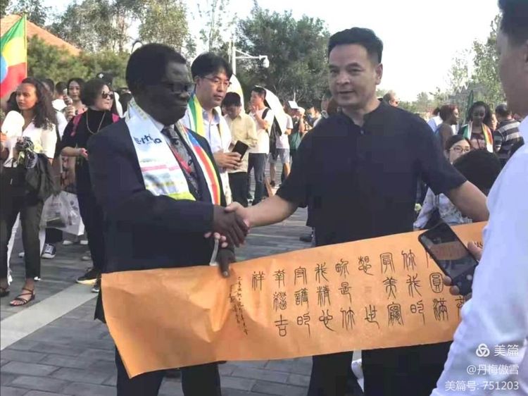博采萬(wàn)象貫古通今，筆神墨仙傳承千年——記中國(guó)抄經(jīng)第一人，萬(wàn)福圖騰創(chuàng)始人江南余良先生(圖7)