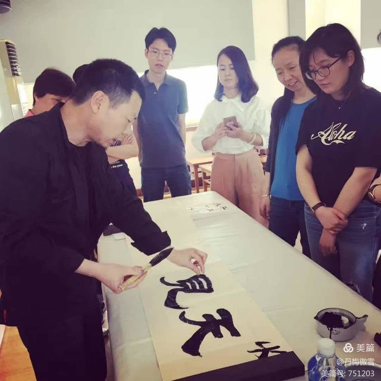 博采萬(wàn)象貫古通今，筆神墨仙傳承千年——記中國(guó)抄經(jīng)第一人，萬(wàn)福圖騰創(chuàng)始人江南余良先生(圖32)